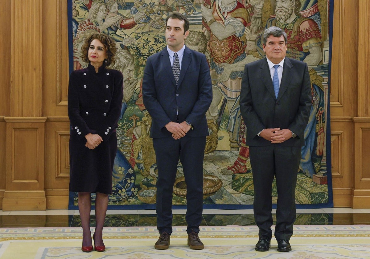 La vicepresidenta María Jesús Montero, junto al ministro de Economía, Carlos Cuerpo (centro) y el nuevo gobernador del Banco de España, José Luis Escrivá