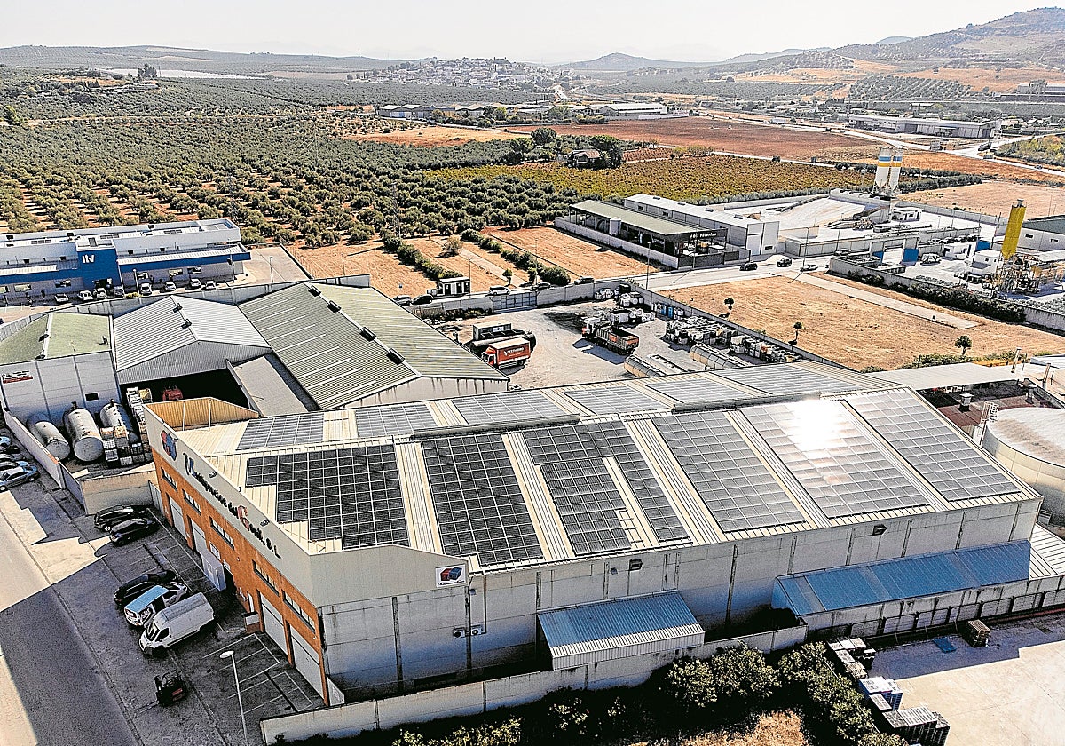 Una imagen de una comunidad energética solar en Puente Génil (Córdoba)
