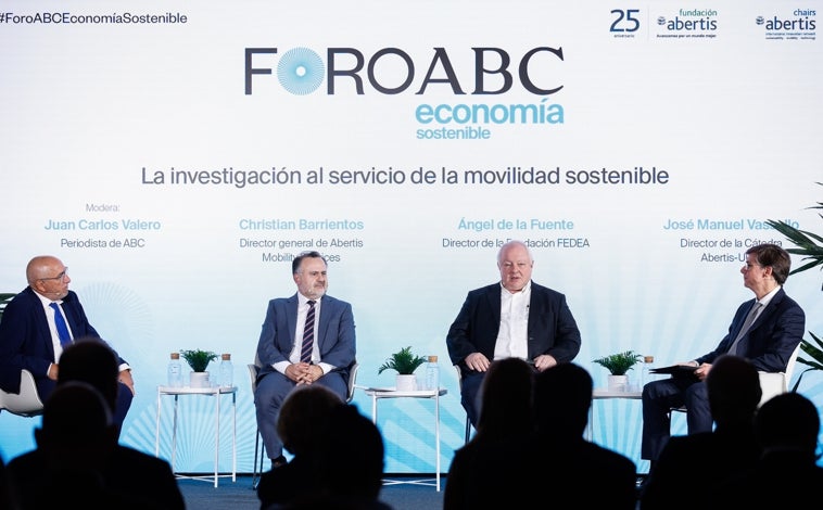Imagen principal - En la primera imagen, la mesa redonda 'La investigación al servicio de la nueva movilidad sostenible', en la que participaron Christian Barrientos, Ángel de la Fuente y José Manuel Vassallo; en las imágenes inferiores, la mesa redonda 'La nueva movilidad en la reactivación económica sostenible', que contó con la intervención de Juan Francisco Lazcano y Julián Núñez, y Georgina Flamme, directora de la Fundación Abertis, durante el Foro ABC de Economía Sostenible