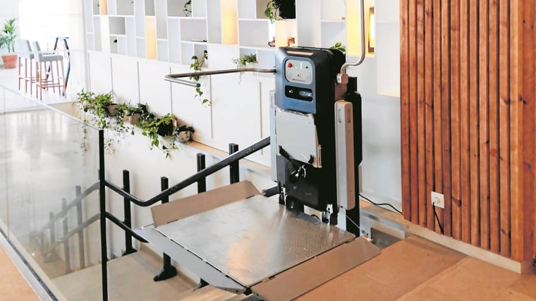 Las propuestas automatizadas de Hidral (sobre estas líneas y a la derecha) buscan aumentar la autonomía del usuario, tanto en interiores como en exteriores