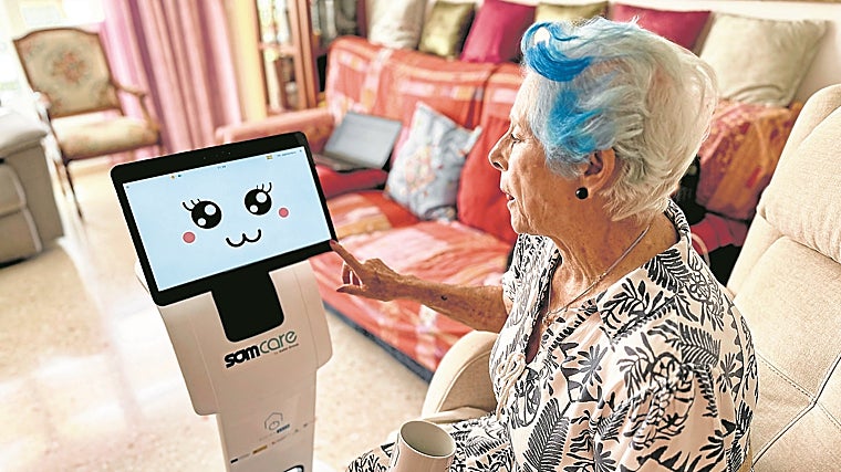 El proyecto innovador 'Vivir en casa' está dotado con un presupuesto de 2.294.000 euros con cargo a los fondos europeos. En él participan 15 hogares españoles, en los que se están probando, si procede, soluciones como el robot Temi