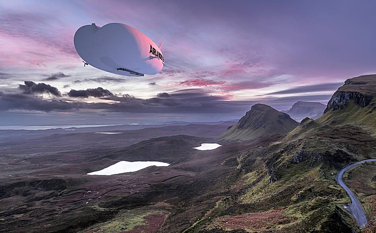 Imagen principal - Airlander 10 en un vuelo de prueba sobre tierras de Escocia. Las otras dos imágenes son recreaciones de lo que será su interior