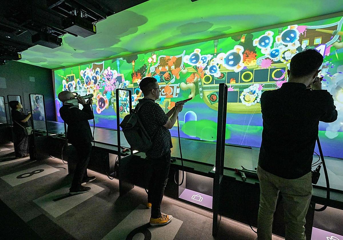 Varias personas juando a «Zapper and Scope SP» en el nuevo Museo Nintendo