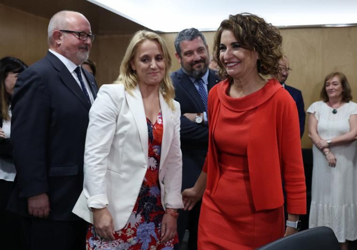 La ministra de Hacienda, María Jesús Montero, junto a la exconsejera de Hacienda de la Generalitat