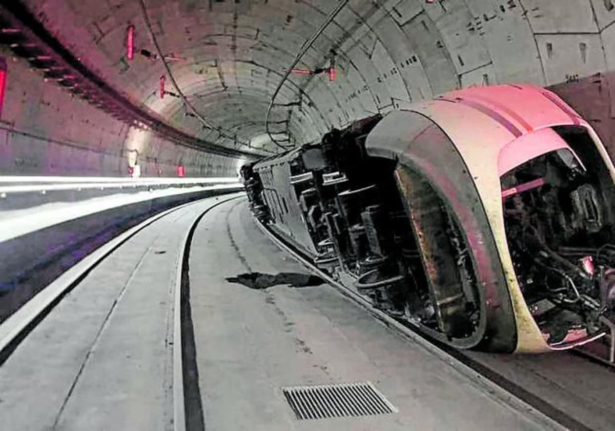 Tren descarrilado ayer en el tunel que une Atocha y Chamartín