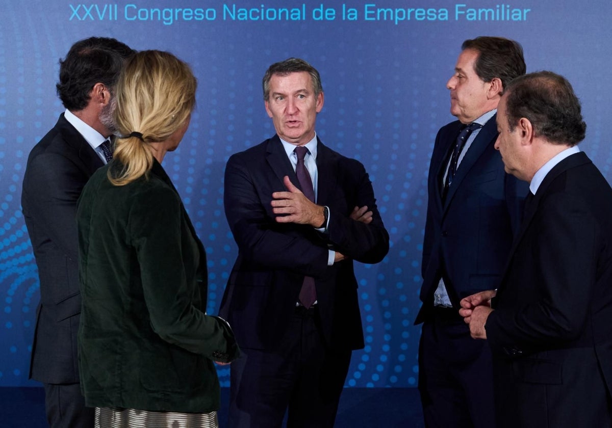 El presidente del PP, Alberto Núñez Feijóo, en un corrillo con miembros del Instituto de la Empresa Familiar