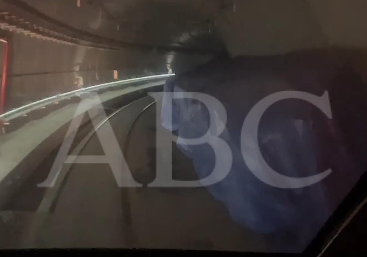 Tren cubierto por una lona