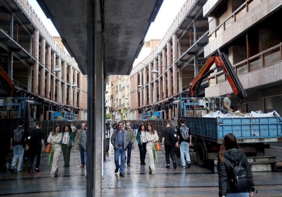 Un grupo de personas pasean por una calle de Córdoba