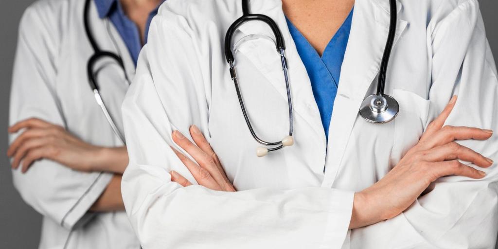 Cuánto dinero gana un médico de cabecera en España en 2025: salario por comunidad autónoma y complementos