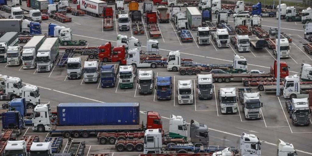 İşverenler ve sendikalar nakliyecilerin grevini sonlandırmak konusunda 'aşırı' anlaştı, ancak otobüs buna devam ediyor