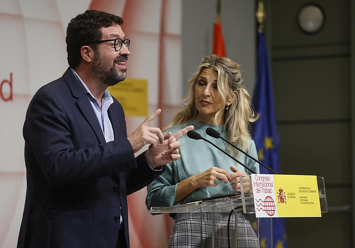 La vicepresidenta segunda, Yolanda Díaz, acompañada del secretario de Estado de Trabajo