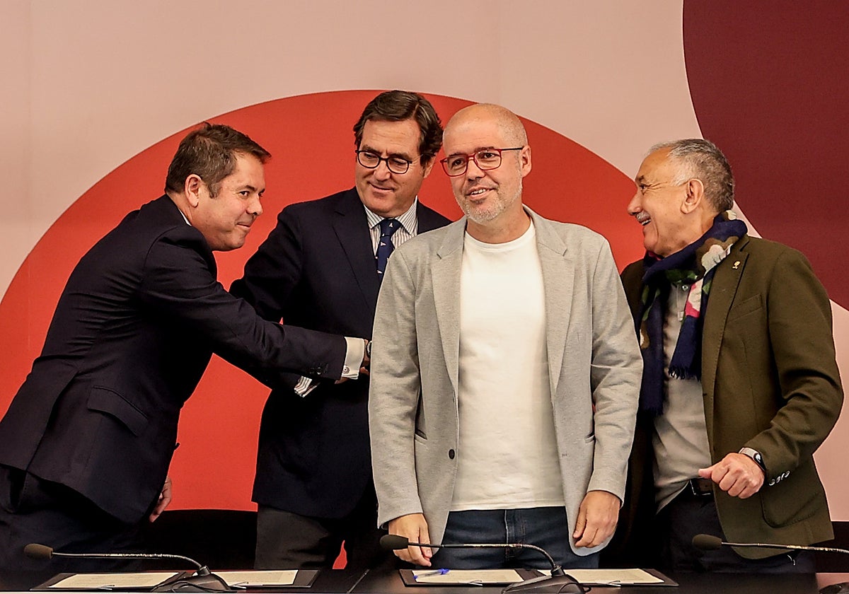 Los presidentes de Cepyme y CEOE, Gerardo Cueva, Antonio Garamendi y Gerardo Cuerva, y los secretarios generales de CC.OO. y UGT, Unai Sordo y Pepe Álvarez
