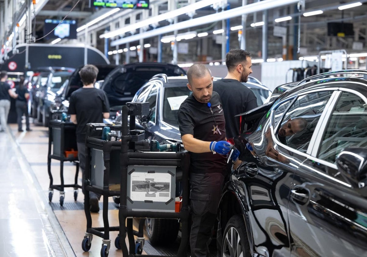 Operarios trabajando en la planta de Seat en Martorell