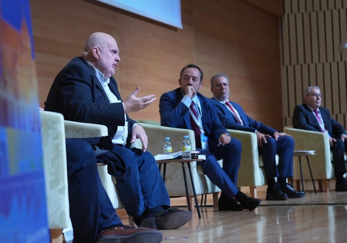 El catedrático Ignacio Zubiri, durante el debate celebrado en el Congreso de los Inspectores de Hacienda