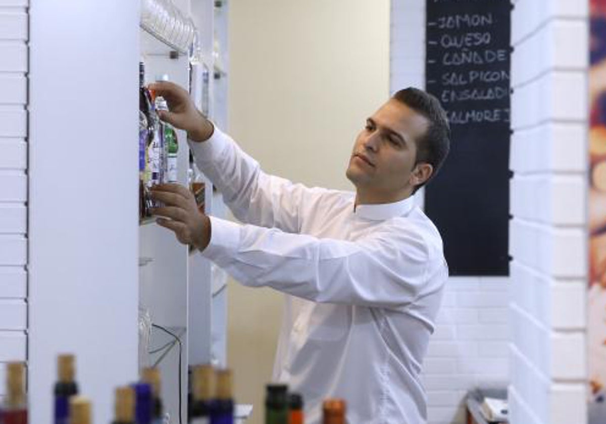 Un trabajador del sector de la hostelería