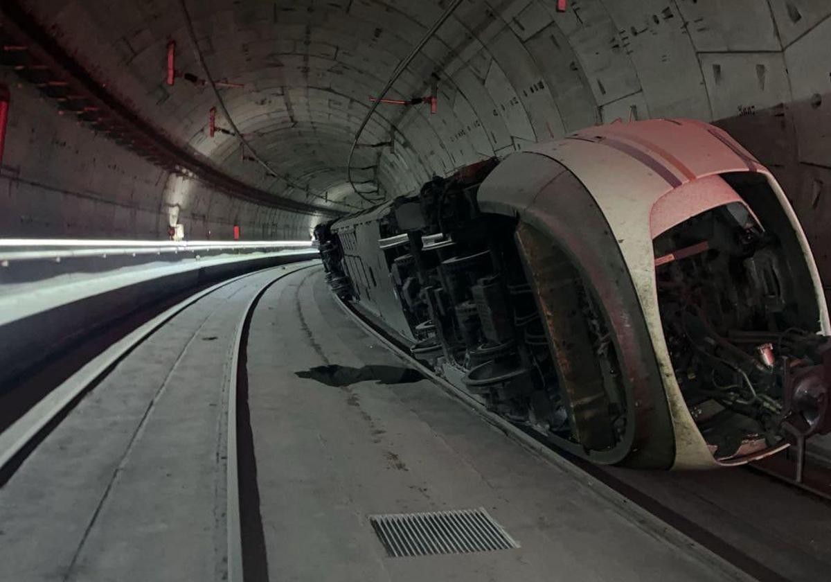 El tren descarrilado sin pasajeros entre Atocha y Chamartín. (Archivo).