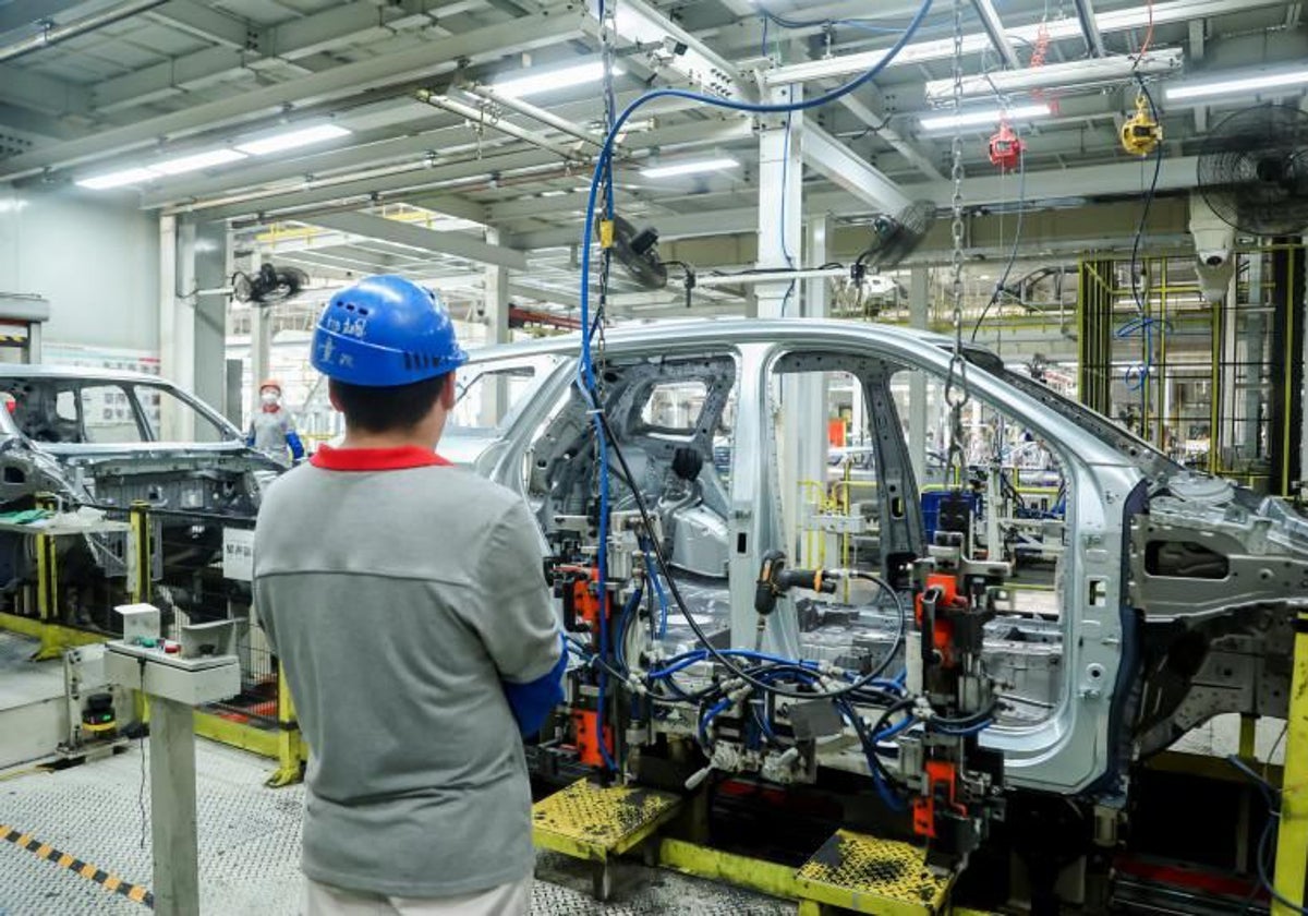 Un trabajador en una fábrica de coches Chery en China.