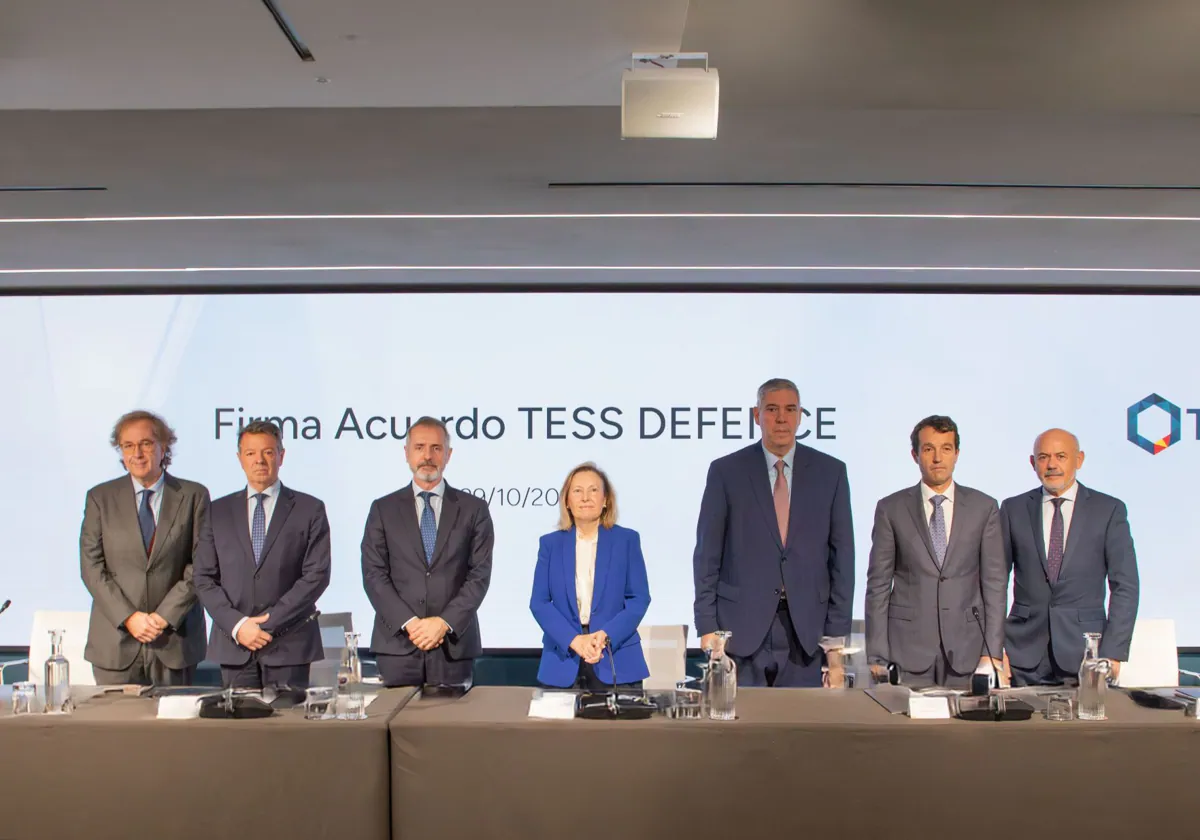 De izquierda a derecha, Ibon Aperribay, consejero delegado de SAPA; Juan Escriña, consejero delegado de GDELS-Santa Bárbara; Marc Murtra, presidente de Indra; Amparo Valcarce, secretaria de estado de Defensa; José Vicente de los Mozos, consejero delegado de Indra; Ángel Escribano, consejero delegado de EM&E; Javier Alonso, General de División