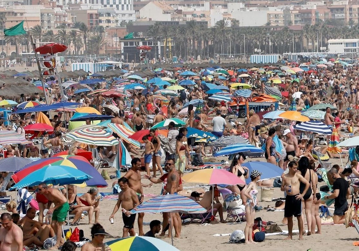 Una playa española abarrotada de turistas
