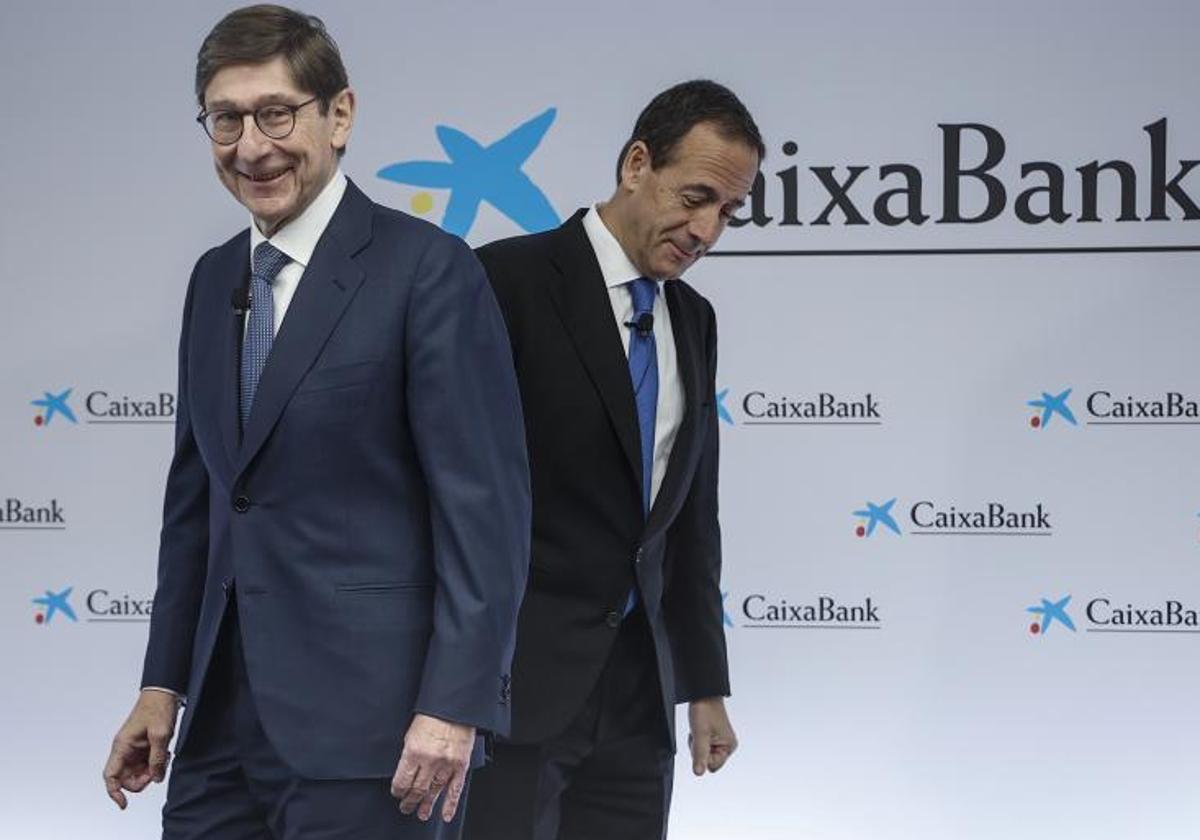 El aún presidente de Caixabank, hasta el primero de enero, José Ignacio Goirigolzarri, con el consejero delegado, Gonzalo Gortázar