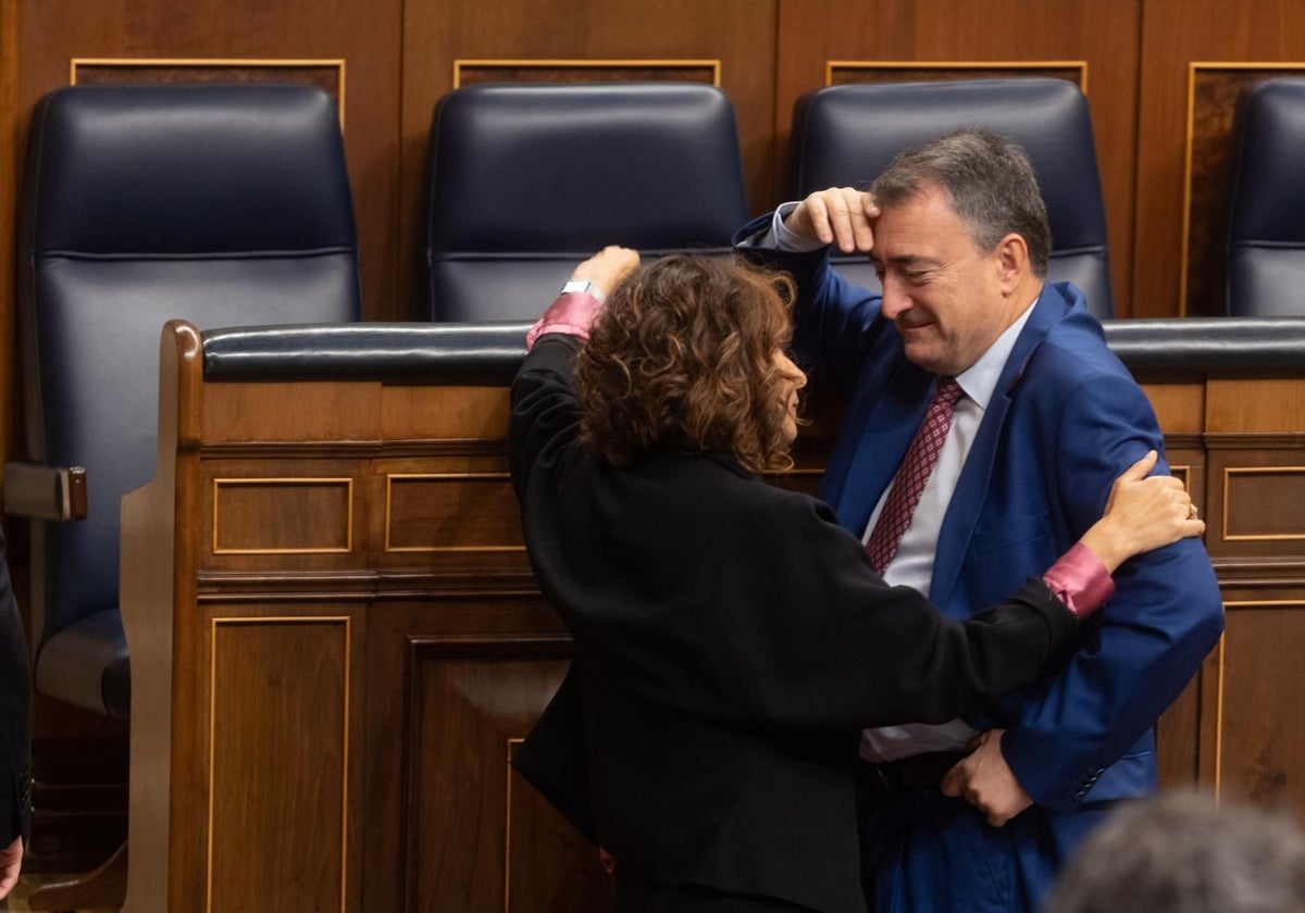 María Jesús Montero conversa con Aitor Esteban (PNV) en el hemiciclo del Congreso