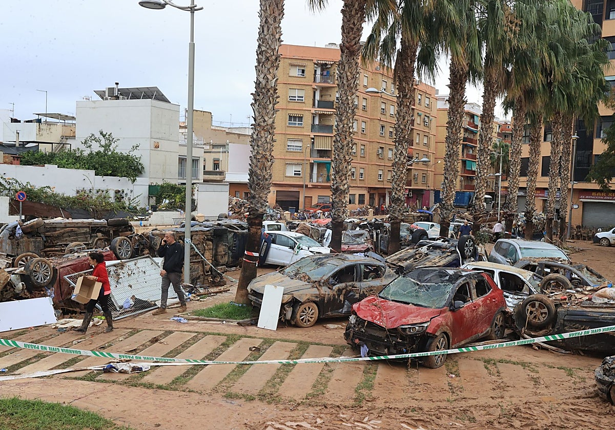 Coches destrozados tras el paso de la DANA