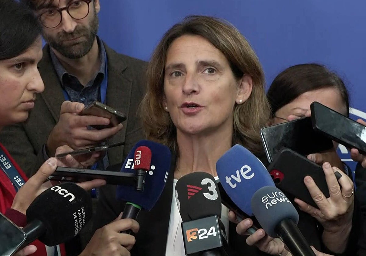La vicepresidenta de Transición Ecológica, Teresa Ribera, atiende a la prensa después de que la presidenta de la Comisión Europea, Ursula von der Leyen, le haya elegido para el cargo de vicepresidenta ejecutiva para la Transición Limpia, Justa y Competitiva, así como para Competencia