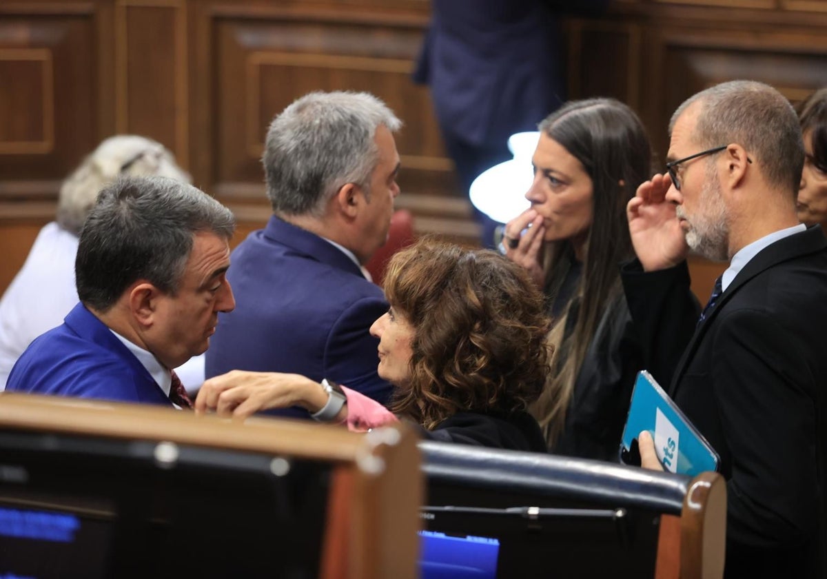 Miriam Nogueras y Aitor Esteban departen con María Jesús Montero y otros diputados