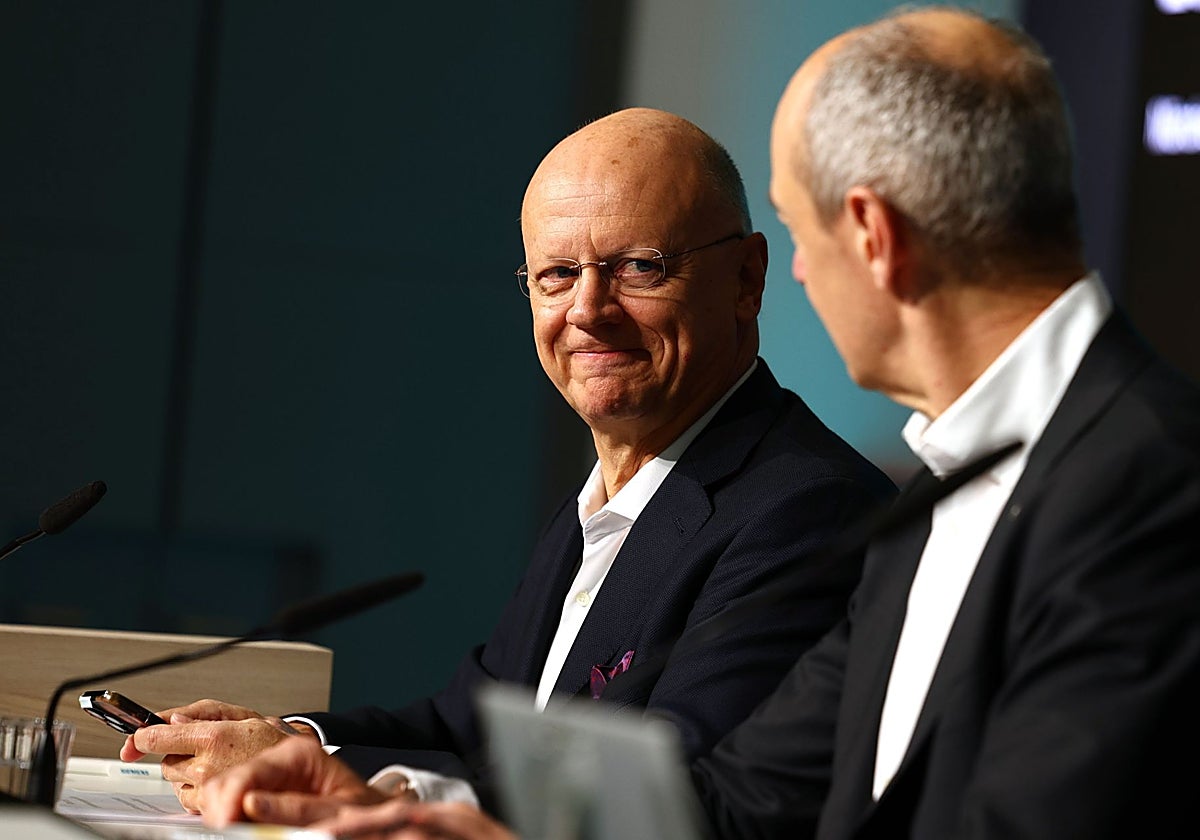 El CFO de Siemens, Ralf Thomas y el CEO, Roland Busch, durante la Conferencia de Prensa Anual de Siemens
