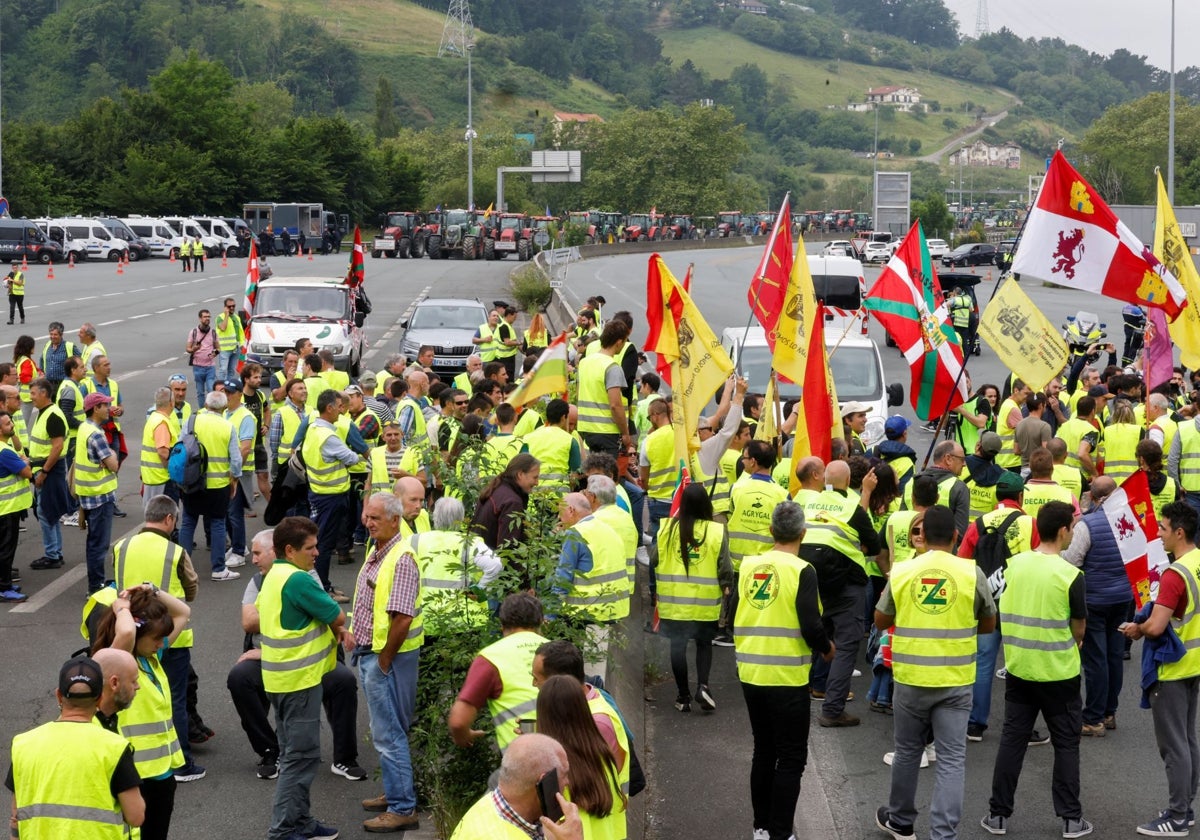 Agricultores españoles bloquean la frontera francesa de Irún