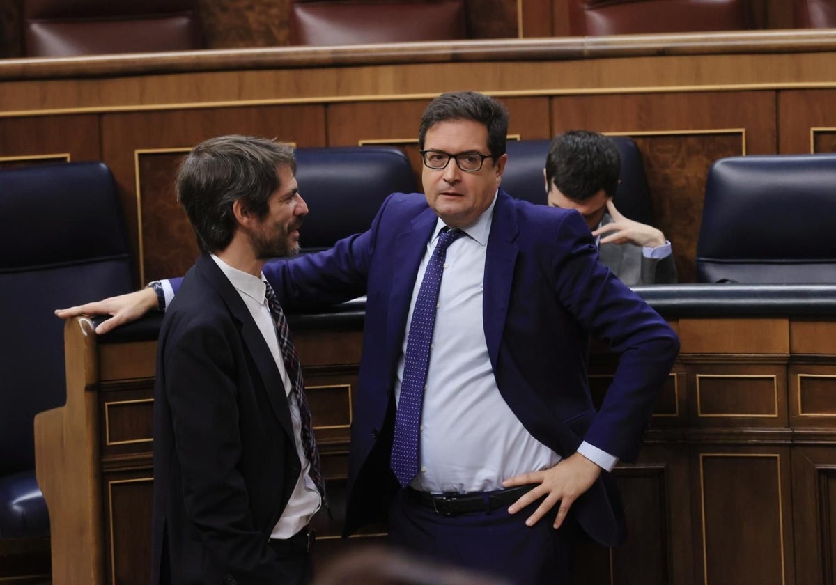 El ministro de Función Pública, Óscar López, del que depende Muface, charla con Ernest Urtasun