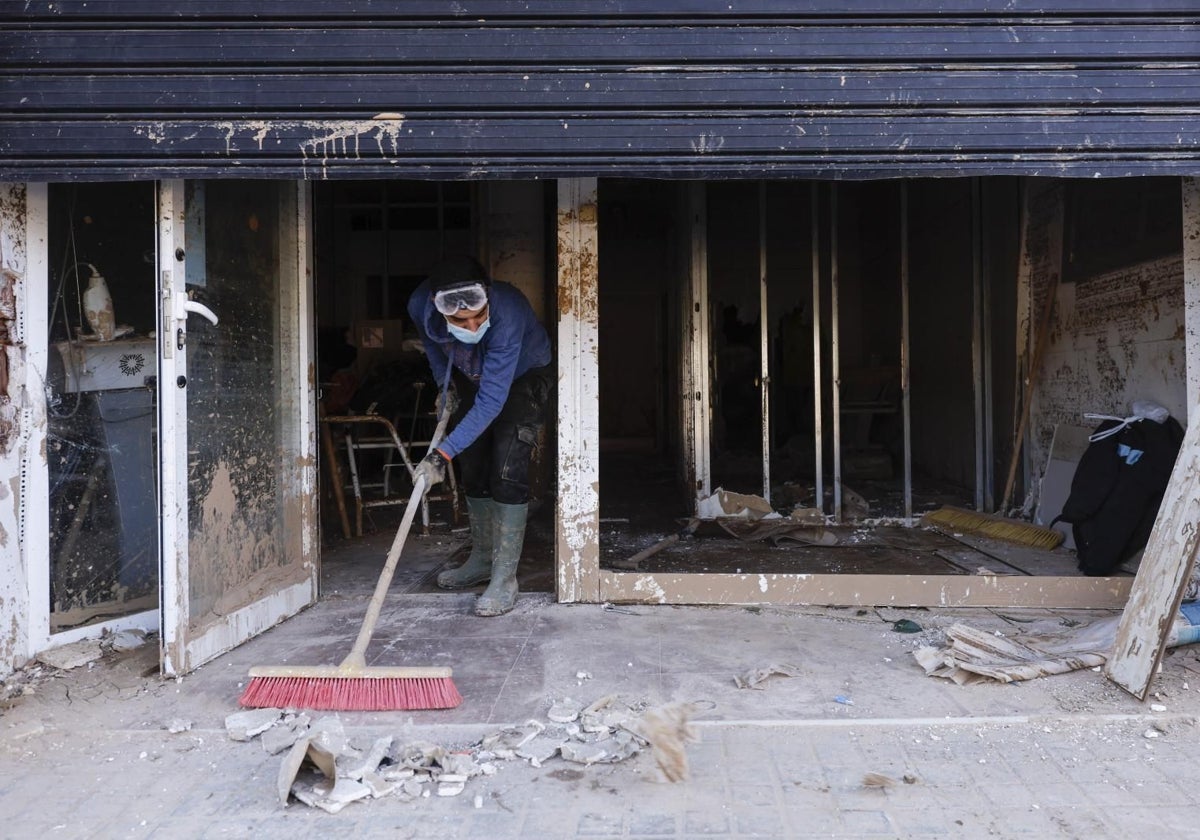 Limpieza del interior de un comercio en Catarroja