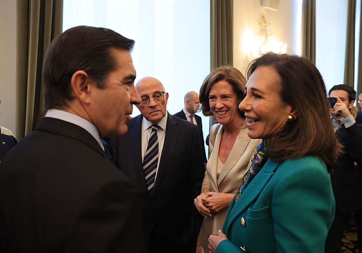 De izquierda a derecha: Carlos Torres (izq.), presidente de BBVA; Josep Oliu, presidente del Sabadell; Alejandra Kindelán, presidenta de la AEB; y Ana Botín, presidenta del Santander