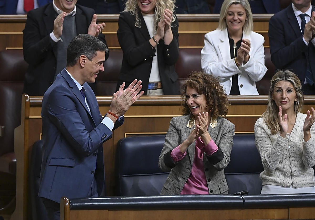 Pedro Sánchez y María Jesús Montero se felicitan por la aprobación de la reforma fiscal