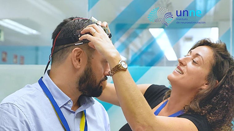 La spin-off de la UOC UNNE Instituto de Neuroestimulación, cuya directora científica es Elena Muñoz (en la imagen), está especializada en neuromodulación no invasiva para el tratamiento de patologías en las que existe una alteración de la actividad cerebral