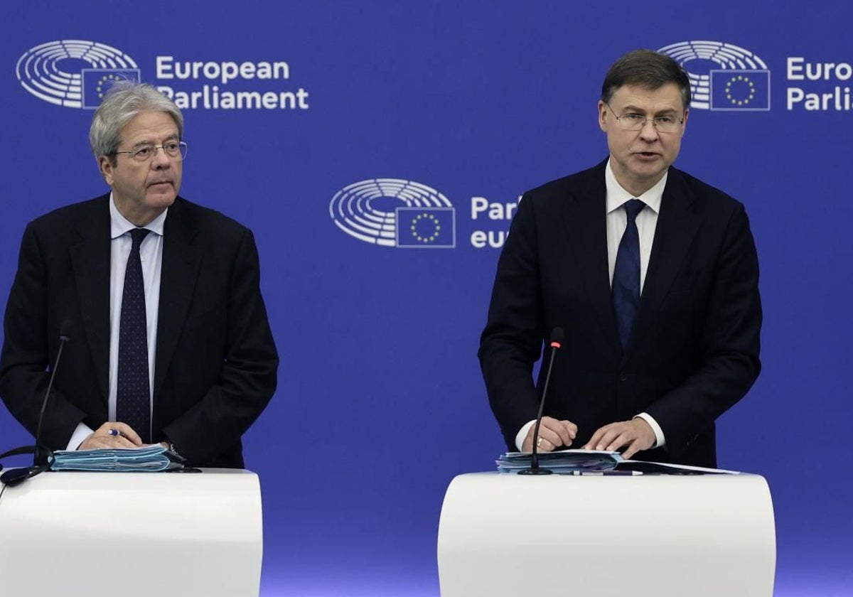 El comisario Paolo Gentiloni y el vicepresidente Valdis Dombrovskis