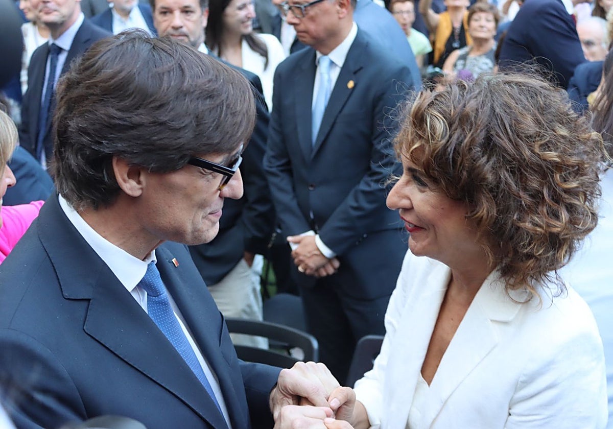 La ministra de Hacienda, María Jesús Montero, se saluda con el presidente de la Generalitat