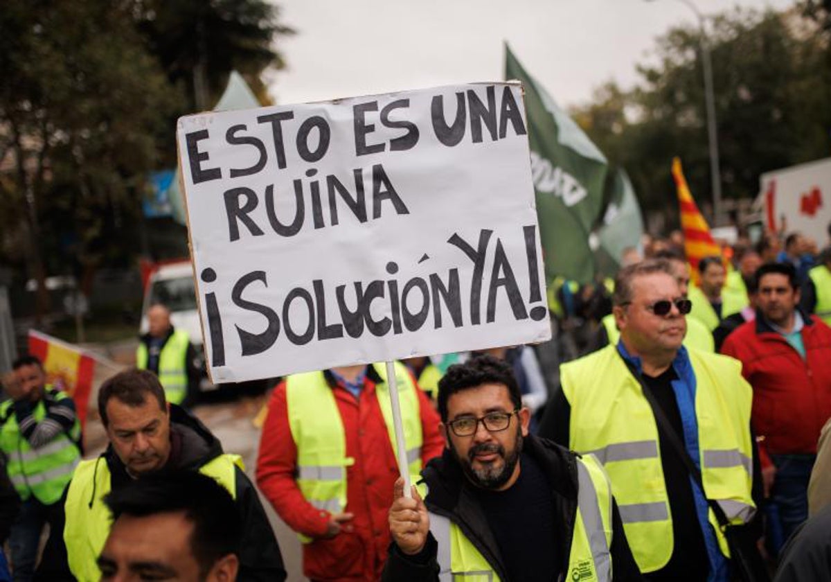 Un transportista, protestando en Madrid