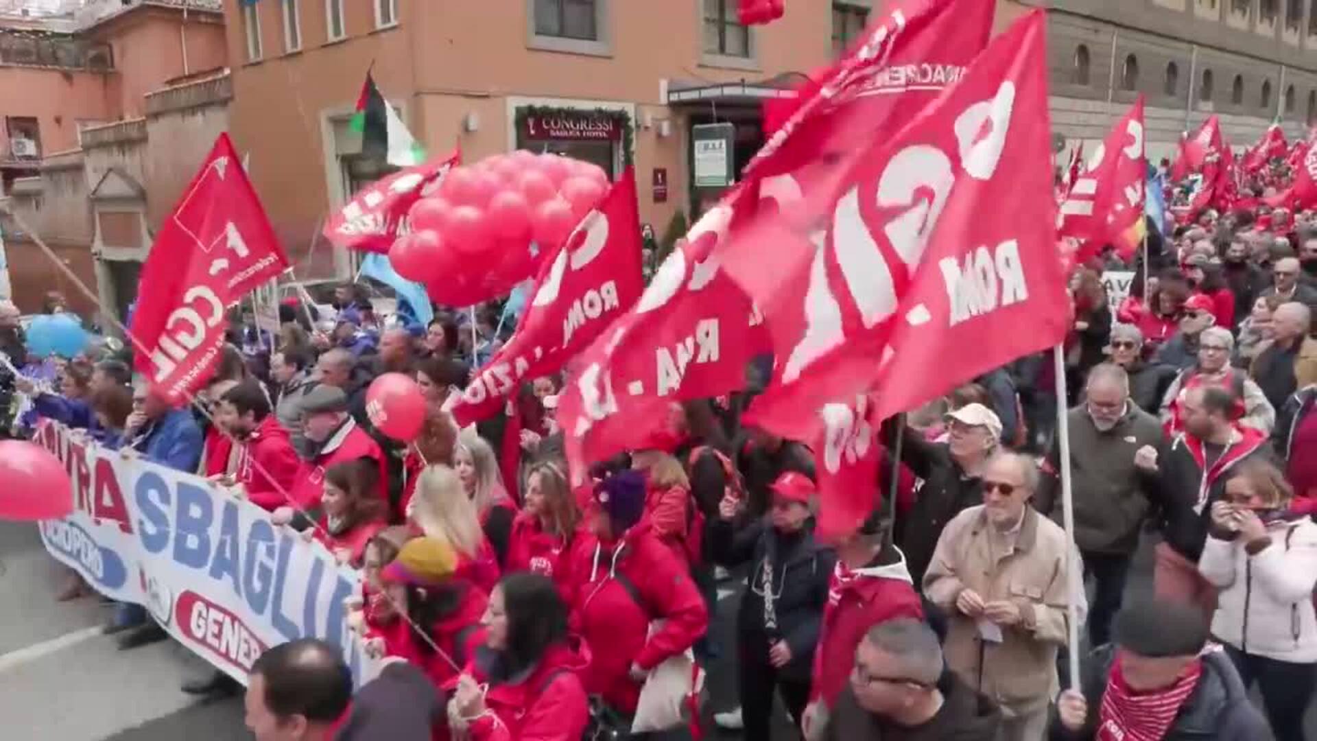 Miles de personas en Roma se manifiestan por la huelga general en Italia