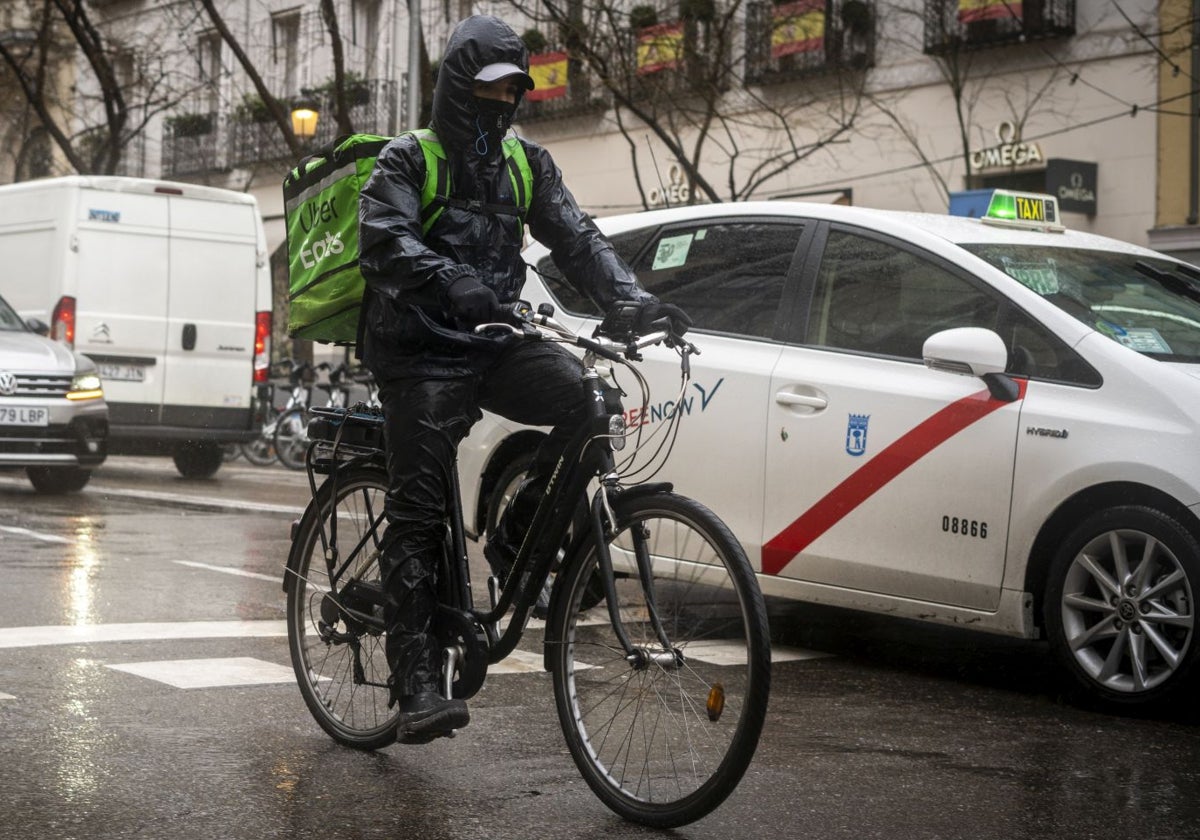 Un 'rider' de Uber Eats en las calles de Madrid