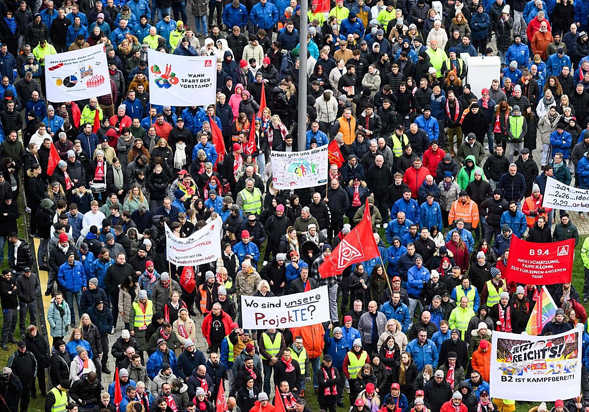 Empleados de Volkswagen protestan en los alrededores de la planta de Wolfsburgo
