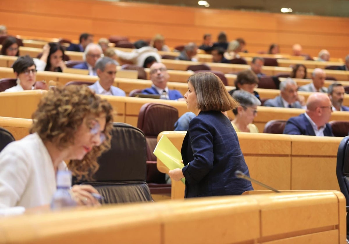 La ministra Montero toma notas tras la intervención de la senadora de ERC, Sara Bailac