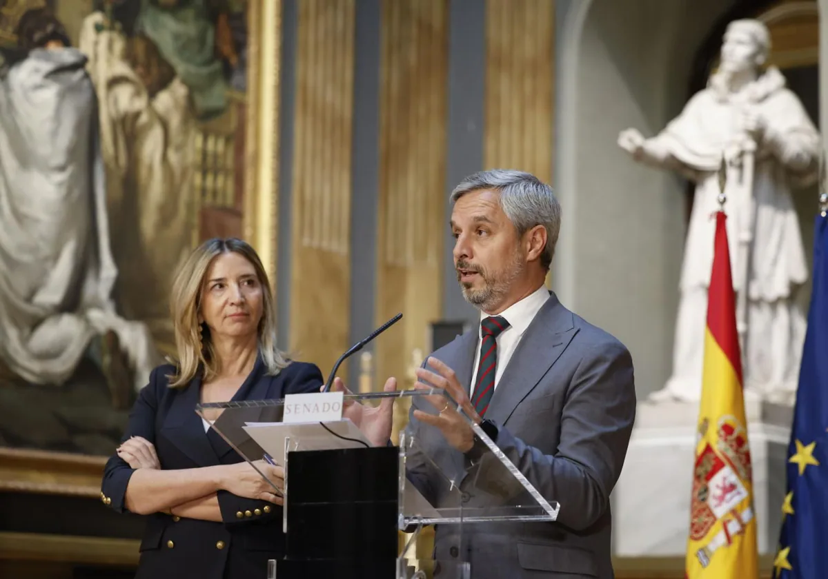 El portavoz de Economía del PP, Juan Bravo, junto a la portavoz del grupo popular en el Senado, Alicia García