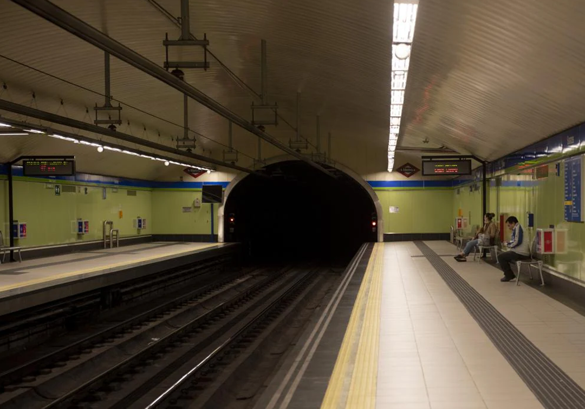 Varios viajeros esperan en una estación de la línea 5 de Metro, que ya fue remodelada en el año 2017