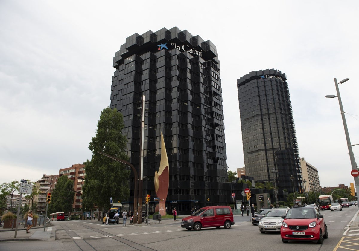 Las torres negras de La Caixa en Barcelona