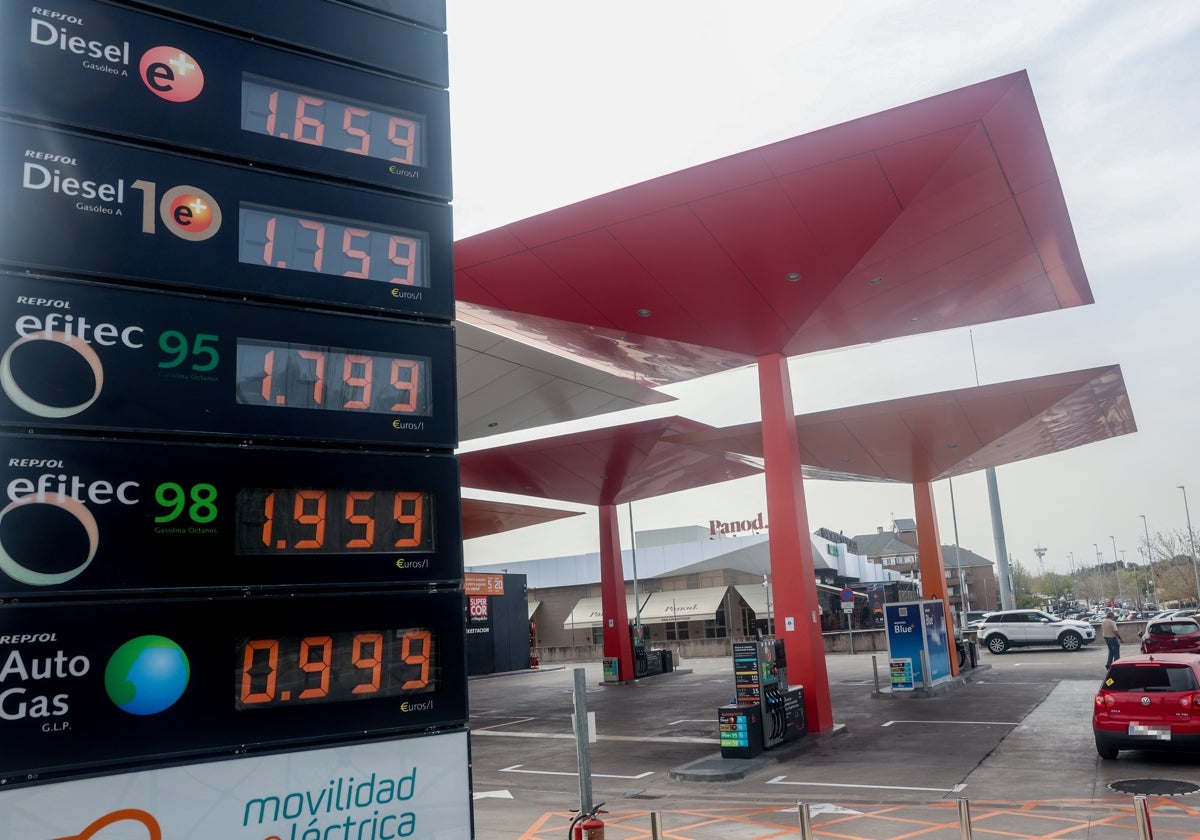 Una gasolinera española, mostrando los precios del carburante