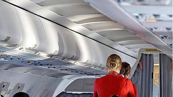 Cuánto dinero cobra una azafata de vuelo en España: sueldos en Iberia, Ryanair, Vueling, Air Europa, easyJet y resto de compañías
