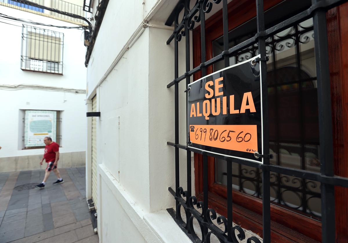 Cartel que anuncia una vivienda en alquiler.