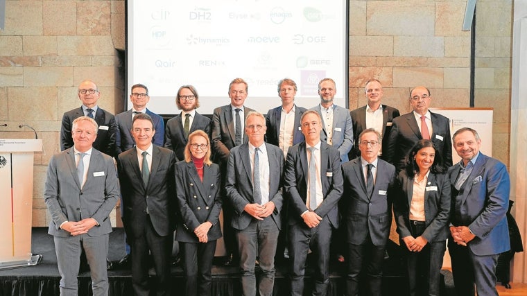 Representantes de las instituciones participantes en la presentacion de la alianza para acelerar la descarbonización a través del Corredor de Hidrógeno del suroeste H2Med