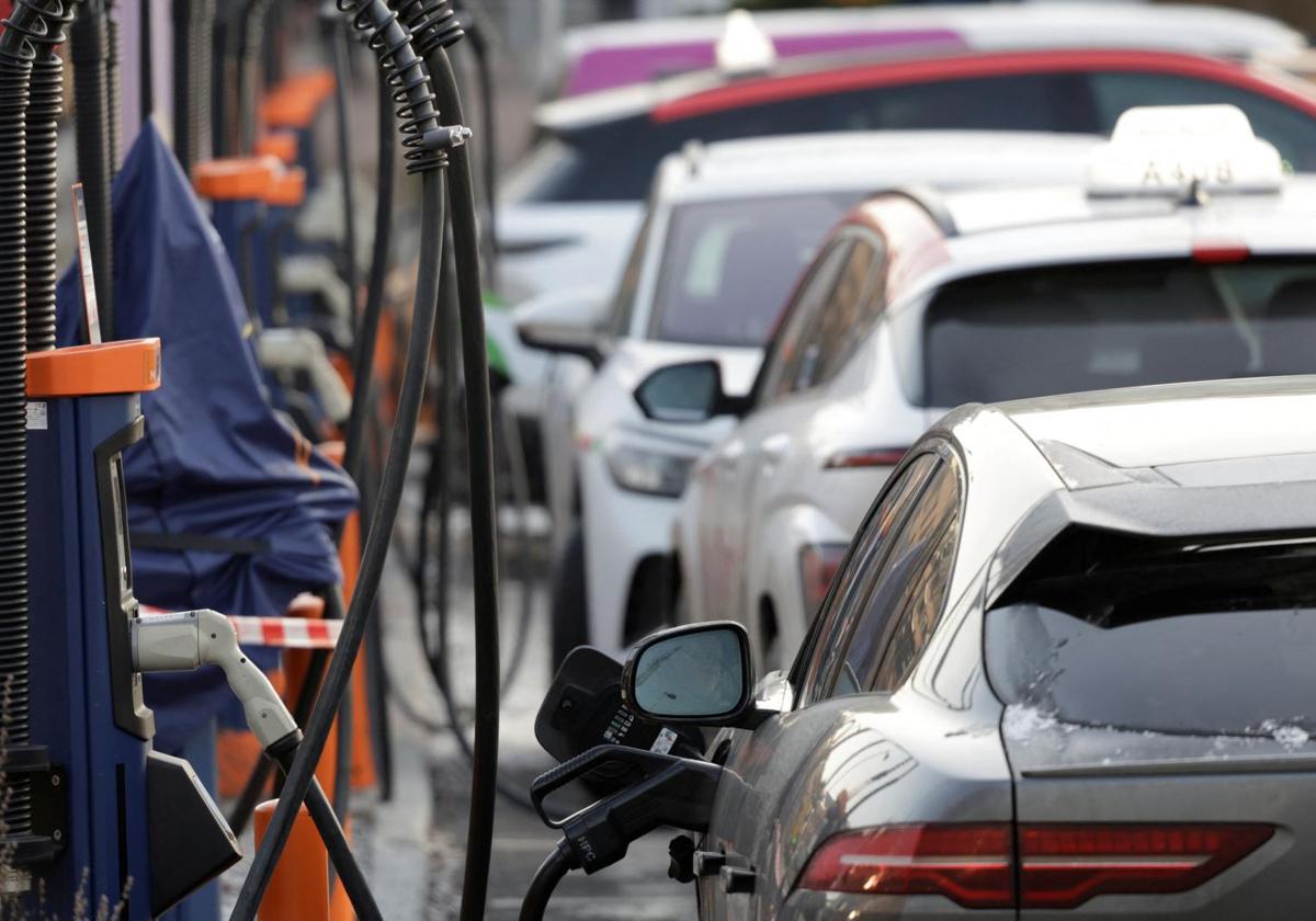 Varios coches alimentandose de un punto de carga en Oslo (Noruega)